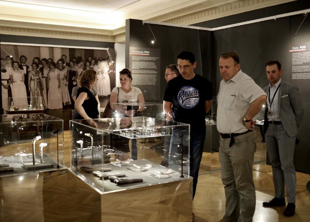 Wystawa prezentuje ok. 150 eksponatów (wśród nich znajduje się m.in. biżuteria, akcesoria, broń).Ekspozycja odbywa się w ramach ogólnopolskiego projektu „Nie zmarnujcie niepodległości – srebra Funduszu Obrony Narodowej”.