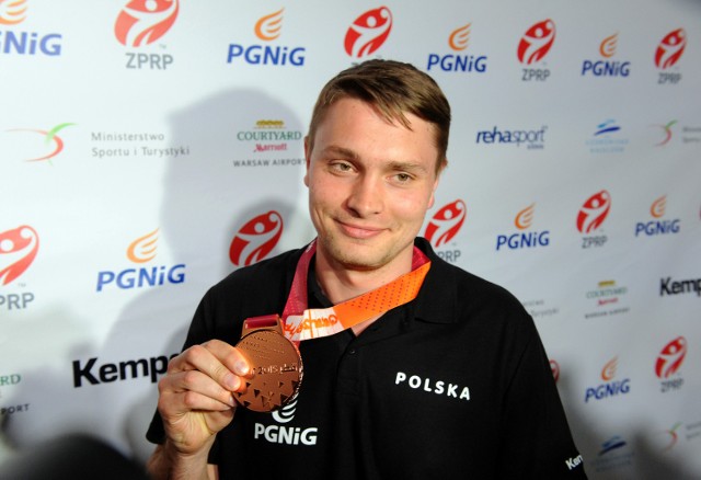 Michał Szyba z medalem po powrocie z Kataru