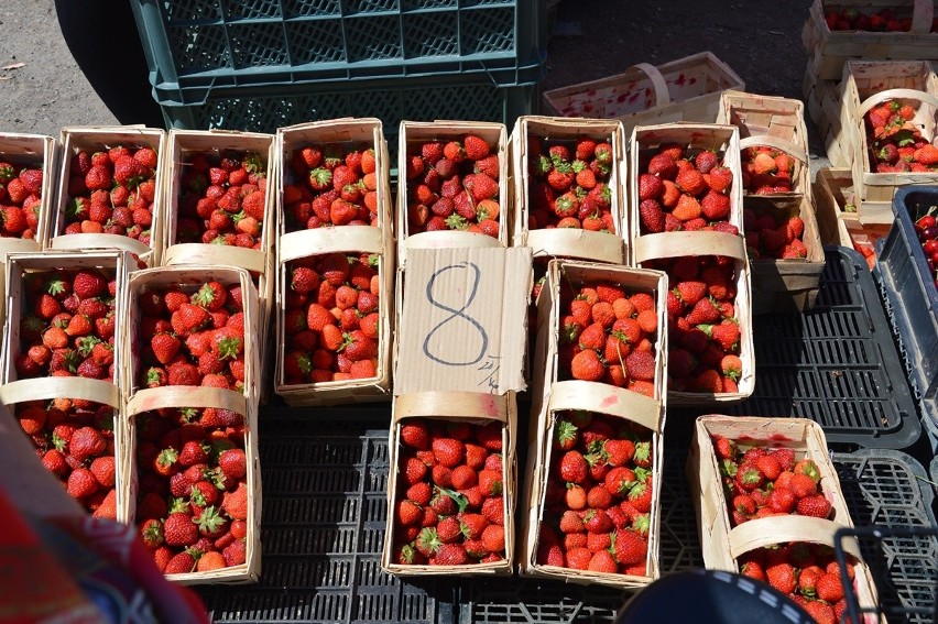 Targ w Stalowej Woli w piątek 17 czerwca. Ceny truskawek znów nieco spadły. Ile kosztowały owoce i warzywa? Zobacz zdjęcia 