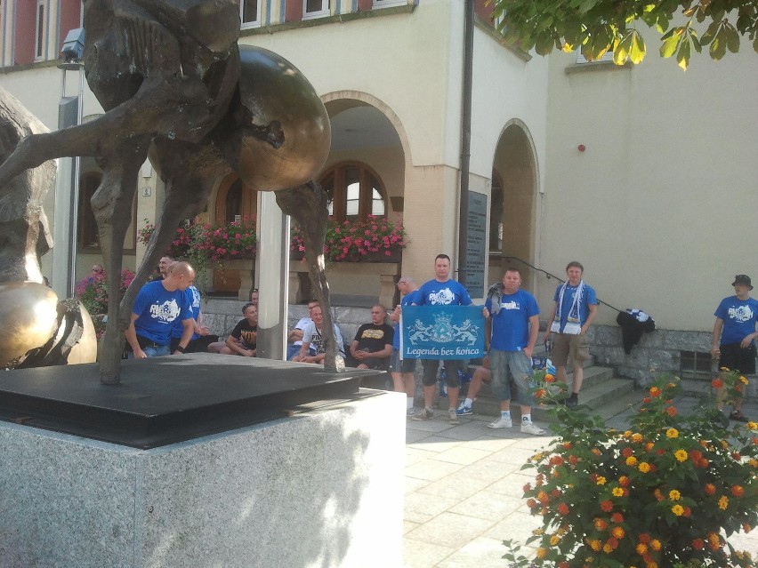 Niebieska inwazja kibiców na Liechtenstein. Do Vaduz przyjechało ponad pół tysiąca fanów Ruchu