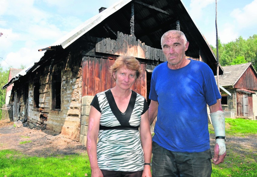 Stefania i Józef Fidowiczowie przed spalonym domem