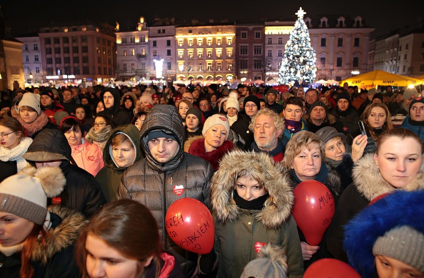 Kraków. Ulicami miasta przeszedł marsz wsparcia dla Jerzego Owsiaka i dla uczczenia pamięci Pawła Adamowicza [ZDJĘCIA]