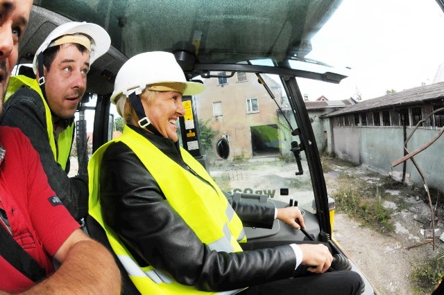 Rozpoczęło się wyburzanie starej rozlewni mleka. Zabrała się za to wiceprezydent Wioleta Haręźlak, która biurko w urzędzie zamieniła na koparkę i... rozwaliła pierwszą ścianę starego obiektu.