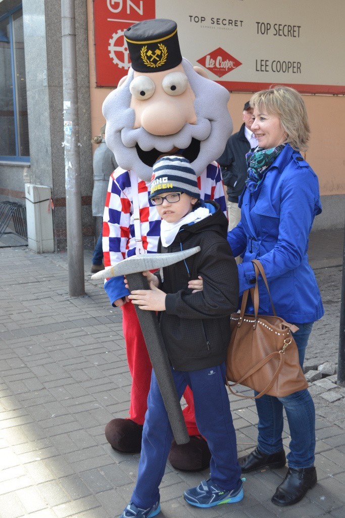 Zabrze: happening kampanii "Niebieskie Zabrze" na rzecz...