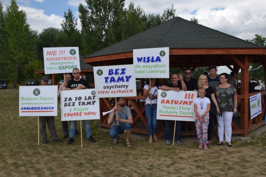 Na ciechocińskiej plaży protestowali wobec budowy zapory w Siarzewie [zdjęcia]