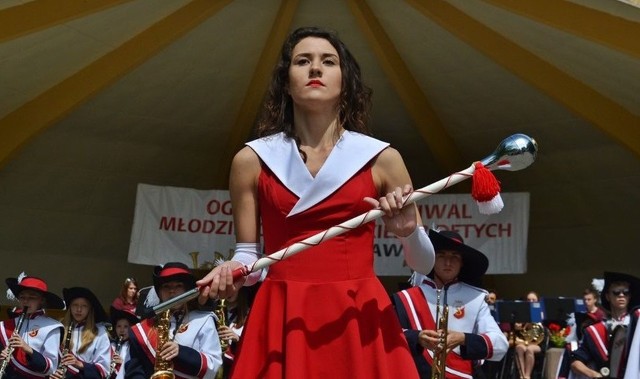 Angelika Toporek jest tamburmajorką i instruktorką mażoretek w Młodzieżowej Orkiestrze Dętej Miasta Zwolenia.