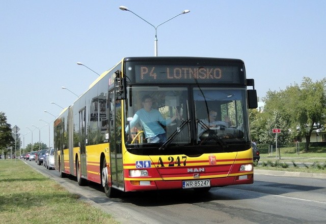 Specjalne linie wciąż dowożą ludzi na lotnisko. W autobusach jest sporo miejsc siedzących.