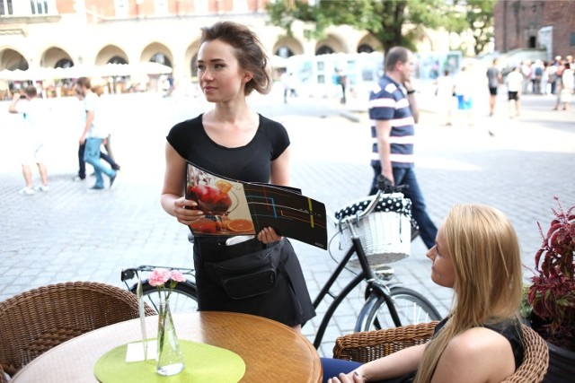 Kelnerka w stolicy Małopolski wraz z napiwkami może liczyć na zarobki rzędu od 3 do 5 tysięcy złotych miesięcznie.