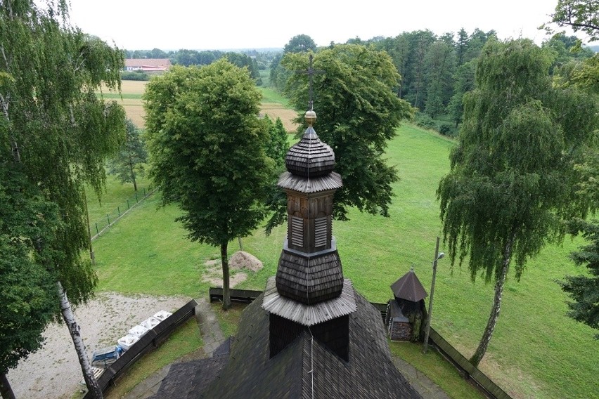 Modrzewiowa świątynia pw. św. Bartłomieja Apostoła w Porębie...