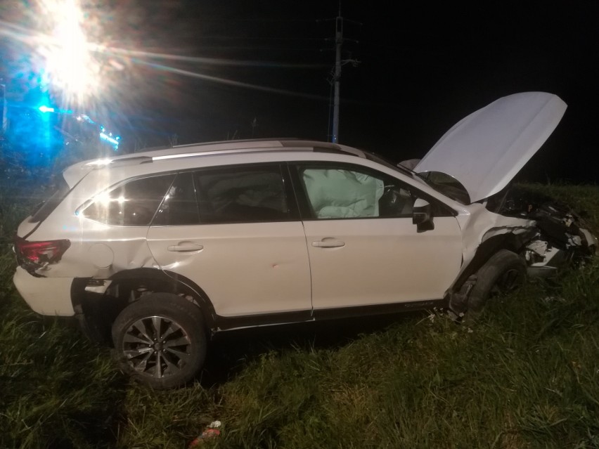 Wypadek na DK 61. Subaru zderzyło się z golfem. 5 osób w szpitalu. Kierowca golfa i pasażer uciekli z miejsca wypadku
