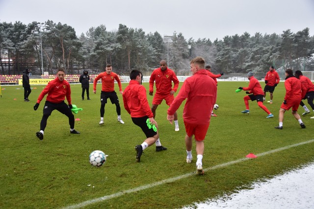 Piłkarze Korony Kielce wznowili treningi po urlopowej przerwie. Pierwsze zajęcia odbyły się na stadionie przy ulicy Kusocińskiego. Uczestniczyło w nich 30 zawodników. Było kilku nowych graczy, między innymi Brazylijczyk Amarildo Balotelli z ŁKS Probudex Łagów, który jest testowany w kieleckim klubie, Rafał Kobryń - został wypożyczony z Lechii Gdańsk oraz kilku młodych piłkarzy włączonych do kadry pierwszej drużyny. Trener Maciej Bartoszek zaprosił na trening pięciu piłkarzy rezerw kieleckiego klubu: Jakuba Konstantyna, Radosława Turka, Jakuba Rybusa,  Miłosza Strzebońskiego oraz Huberta Zwoźnego.W dzisiejszych zajęciach nie uczestniczył Piotr Basiuk, który w najbliższych dniach ma rozwiązać kontrakt z kieleckim klubem, a także Jakub Osobiński przechodzący rehabilitację po zabiegu stawu kolanowego.Kto był na pierwszym treningu?Szczegóły na kolejnych slajdach. (dor)