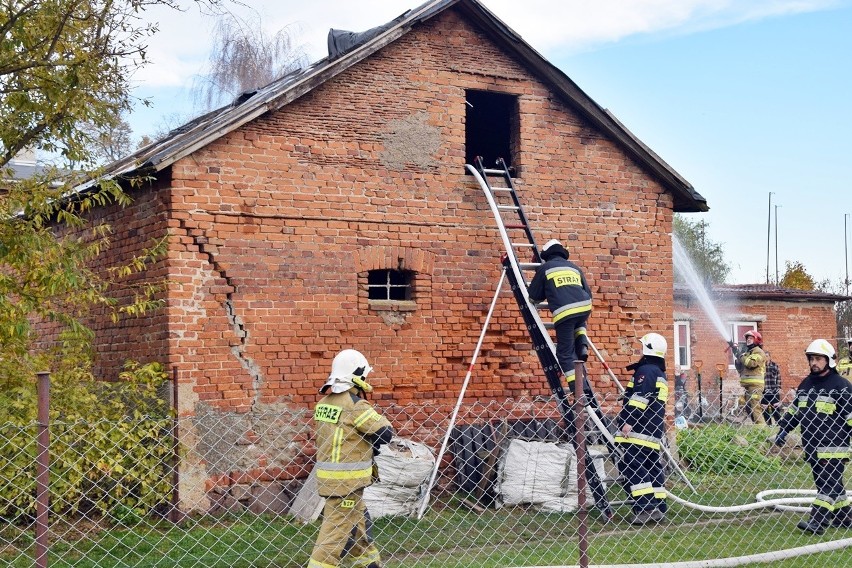 W sobotę 30 października strażacy gasili pożar budynku...