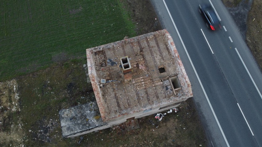 Budynek celowo został wybudowany przy samej krawędzi drogi -...