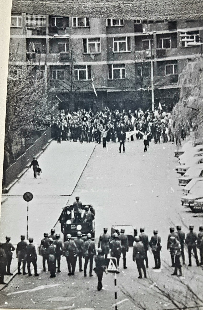 Oddział ZOMO przeciwko demonstrantom. Samotny człowiek z...