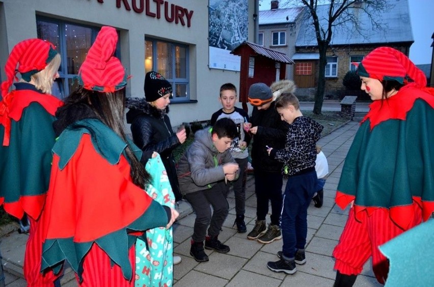 Goniądz. Mieszkańców odwiedził św. Mikołaj i mobilna choinka na życzenia (zdjęcia)