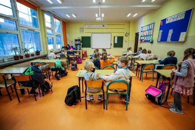 Kolejne gorzowskie szkoły przechodzą na nauczanie zdalne.