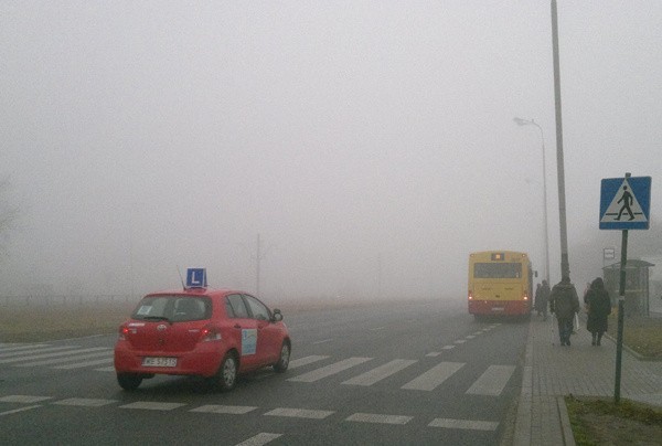 Poranna mgła otuliła Łódź . Samoloty już lądują, kierowcy muszą uważać (aktual. zdjęcia)
