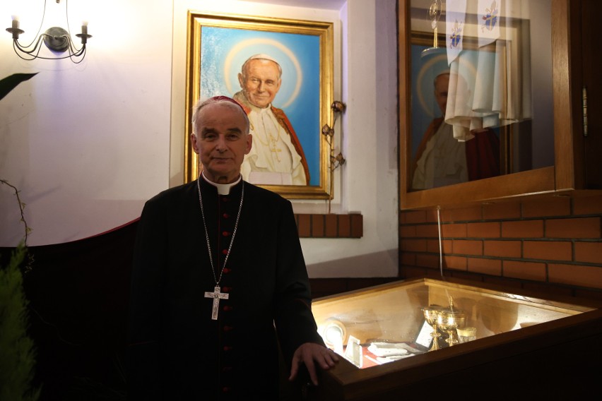 Biskup Marian Florczyk o 19. rocznicy śmierci świętego Jana Pawła II i relikwiach papieża w kościele w Kielcach - Dyminach. Zobacz wideo 