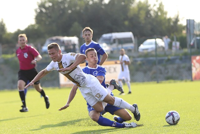 W trzecioligowym meczu ŁKS Probudex Łagów przegrał z Unią Tarnów 3:5. ŁKS Probudex Łagów - Unia Tarnów 3:5 (1:1)Bramki: Artur Piróg 16, Amarildo 82, Adam Imiela 90 z karnego - Marcin Sierczyński 6, Artur Biały 67 z karnego, 83, Sebastian Jacak 75, Kacper Nytko 90.ŁKS Probudex: Banach - Wilk Ż, Rogala, Urban, Jodar (75. Amarildo) - Gierczak (46. Stelmach), Mydlarz, Cichocki (85. Mamełka), Imiela Ż, Ozimek - Piróg (65. Kapsa).W 43 minucie Michał Mydlarz dostał drugą żółta, a w konsekwencji czerwona kartkę i gospodarzom grało się ciężko. - Próbowaliśmy przetrzymać ataki rywala, ale straciliśmy jedną bramkę, drugą. Potem był cios za cios. Szalony mecz - podsumował trener gospodarzy Ireneusz Pietrzykowski.Galeria zdjęć z meczu na kolejnych slajdach>>>