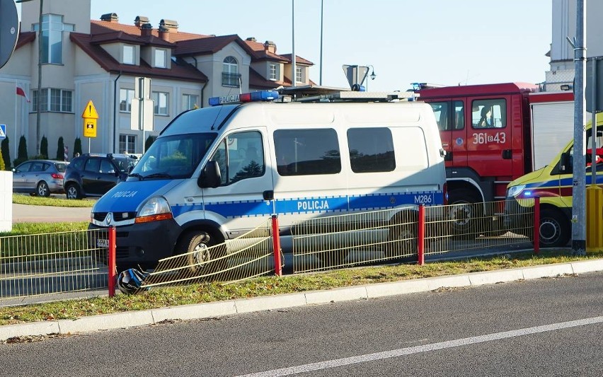 Łomża. Wypadek z udziałem motocyklisty. Kierowca jednośladu trafił do szpitala [ZDJĘCIA]