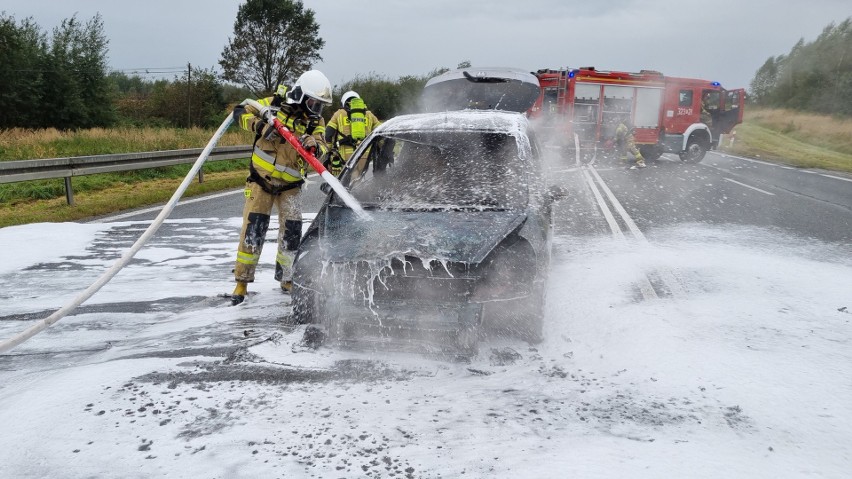 Strażacy ochotnicy gasili osobową hondę, która stanęła w płomieniach na DK94 w Świlczy. Kierującej udało się opuścić auto [ZDJĘCIA]