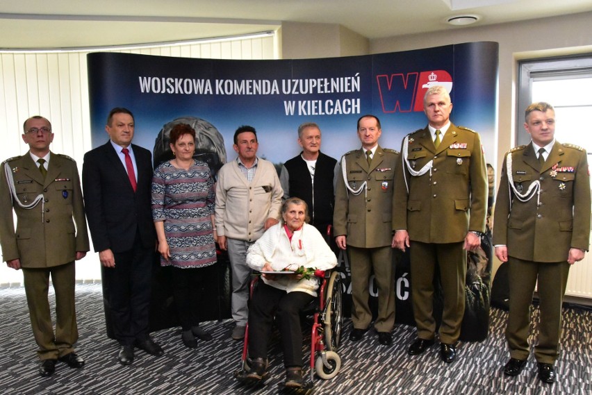 Rodzice żołnierzy z powiatu koneckiego odebrali medale. Dali wojsku po trzech synów (ZDJĘCIA)