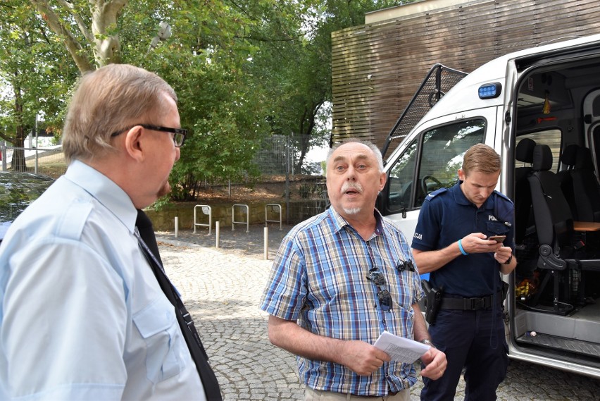 Poseł Janusz Sanocki zniszczył bramkę w urzędzie wojewódzkim...