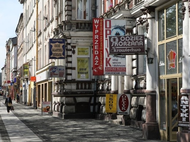 Pstrokacizna reklamowa na ulicy Wojska Polskiego. Niby ulica zrewitalizowana, ale jak to wygląda z szyldami, każdy widzi.  