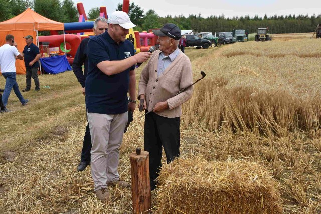 Powiatowy Festiwal Żniwny w Mykanowie. Do czego służą kosa, sierp i cep?  ZDJĘCIA | Dziennik Zachodni