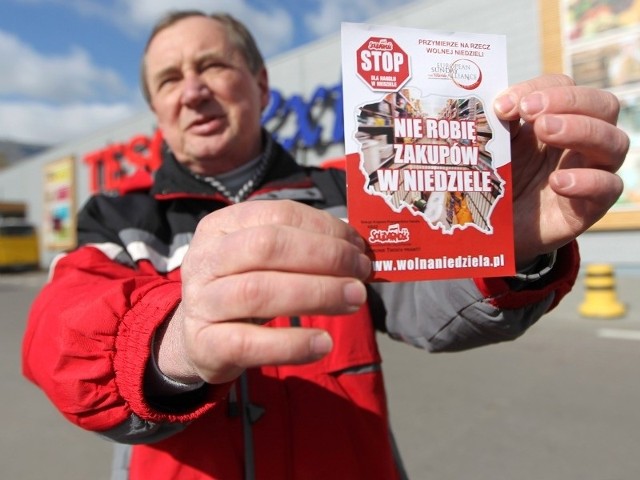 Czesław Knapik, członek rzeszowskiej Solidarności, rozdawał wczoraj ulotki pod hipermarketem Tesco w Rzeszowie.