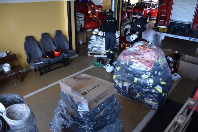 Przekazanie zebranego sprzętu strażackiego dla ratowników z Ukrainy.