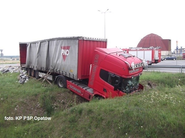 Kraksa na rondzie w powiecie opatowskim. 38-latek tirem wjechał do rowu. Miał trzy promile