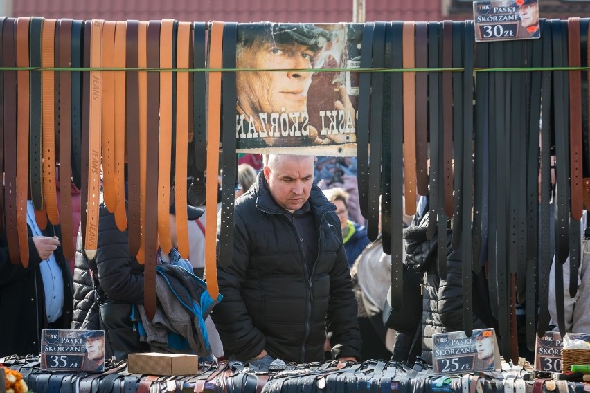 Świetne torebki, piękne buty, modne leginsy - na giełdzie za...