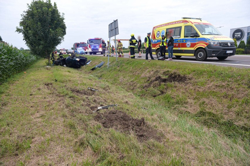 Wypadek w Duńkowiczkach. Na drodze krajowej nr 77 ford mondeo zjechał z drogi i koziołkował. 19-latek został ranny [ZDJĘCIA]