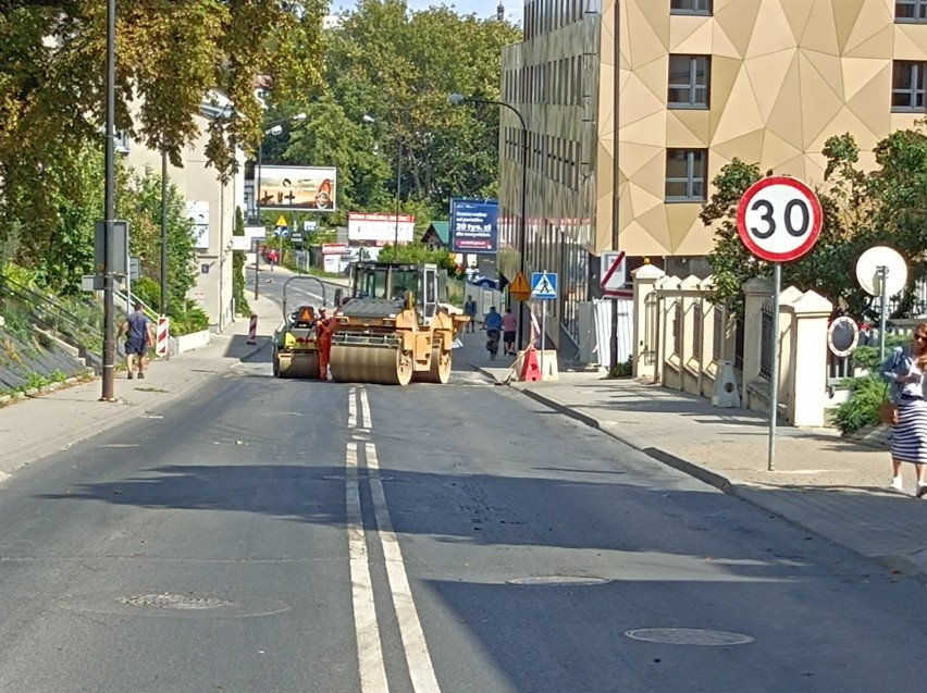 Lublin: Komunikacja miejska omija centrum miasta. Dlaczego? Na Dolnej 3 Maja układają asfalt i ulica jest zamknięta dla ruchu