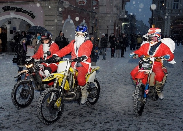 Wizyta św. Mikołaja w PrzemyśluPojawienie się św. Mikołaja poprzedził występ na scenie dzieci ze świetlicy "Wzrastanie" oraz skromny przejazd motocyklistów.