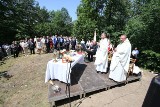 Poświęcono nowy krzyż na Bruszni w Kielcach. Na uroczystej mszy świętej było wiele osób