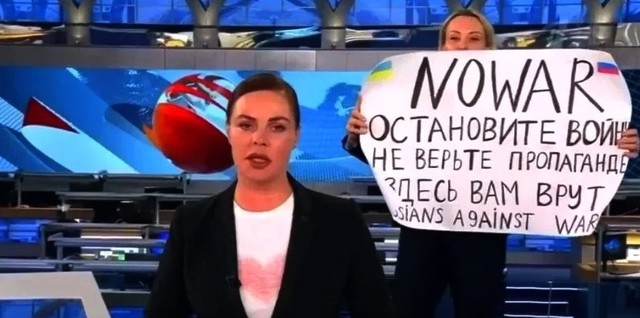 W marcu dziennikarka wparowała do studia rosyjskiej telewizji państwowej z napisem "No war. Przerwijcie wojnę. Nie wierzcie propagandzie. Tu was okłamują. Russians against war".