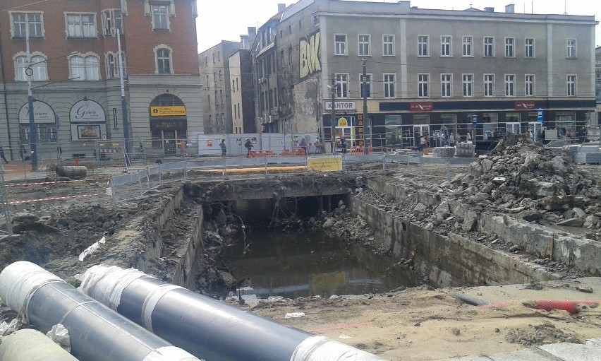 Budowlańcy odkryli Rawę w centrum i pod rynkiem