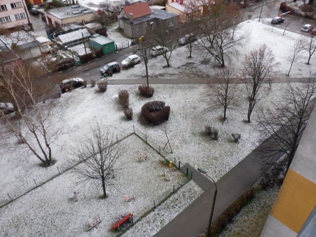 W poniedziałkowy ranek nad Bydgoszczą zagrzmiało i sypnęło śnieżną krupą. Krajobraz lekko się zabielił