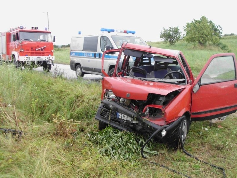 Wypadek w gminie Piekoszów. Cinquecento wypadł z drogi