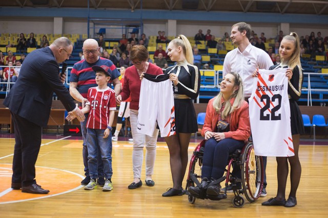 Podczas dwóch meczów fazy play – off z WKK Wrocław przeprowadzona została zbiórka na rzecz chorej na dziecięce porażenie mózgowe Patrycji Doluk uczennicy IV LO w Słupsku.