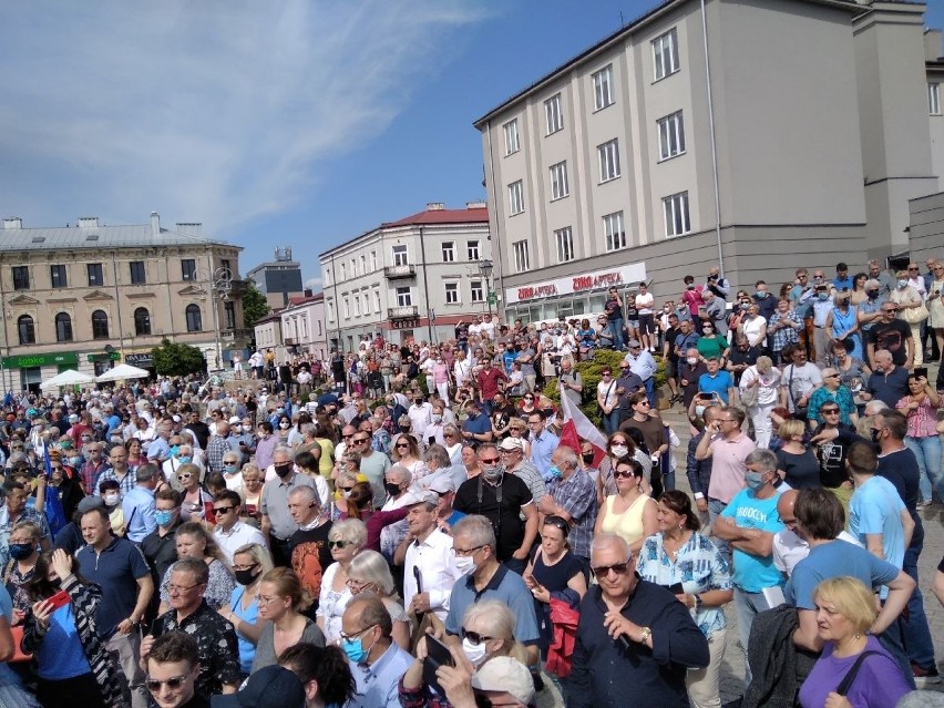 Rafał Trzaskowski z wizytą w Kielcach. Kandydat na prezydenta Polski spotkał się z sympatykami. Były tłumy [ZAPIS TRANSMISJI, ZDJĘCIA]