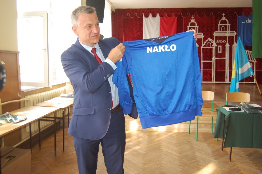 Sławomir Napierała, burmistrz Nakła, prezentuje dresy, w...