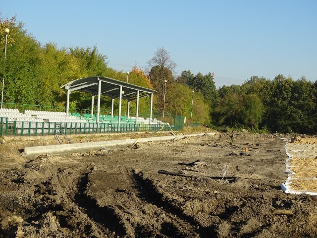 Nabiera tempa budowa stadionu w Zwoleniu. Większość prac ziemnych została już zakończona, a wykonawca rozpoczął budowę bieżni okalającej boisko.