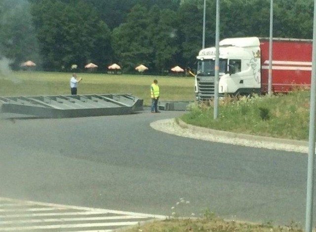 Policjanci ustalili, że ładunek nie był właściwie zabezpieczony.