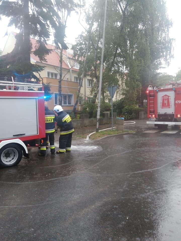 Burza w Kołobrzegu i okolicach. Straż pożarna ma ręce pełne roboty [zdjęcia]
