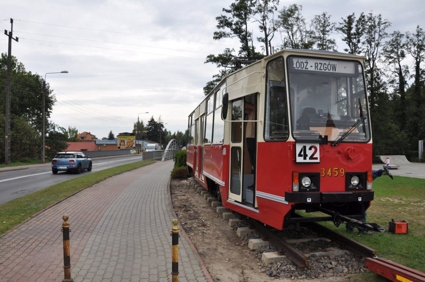 Tramwaj linii 42 przyjechał do Rzgowa i zatrzymał się na przystanku przy ul. Łódzkiej