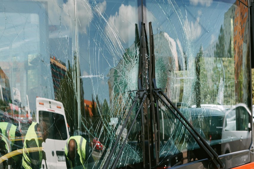 Zderzenie dwóch autobusów MPK na al. Rejtana w Rzeszowie. Trzy osoby zostały ranne [ZDJĘCIA]