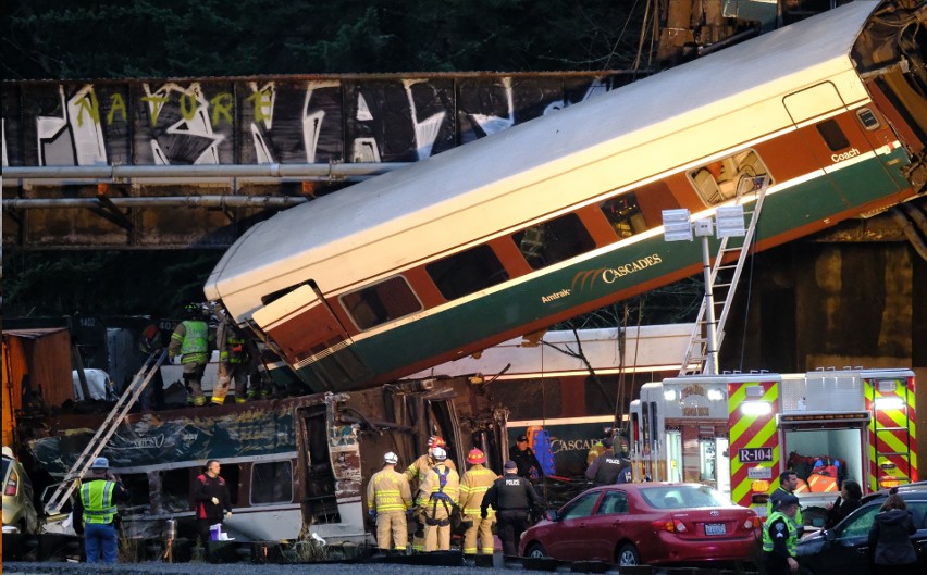 USA: Katastrofa kolejowa niedaleko Seattle. Wagony runęły na autostradę. 6 zabitych, 80 rannych [ZDJĘCIA]